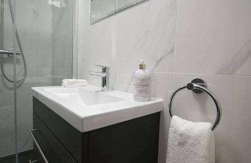 Redcliffe Apartment | Bright Studio in Chelsea