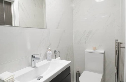 Redcliffe Apartment | Bright Studio in Chelsea