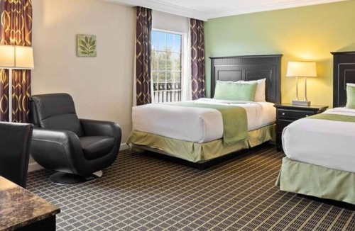 West Orange Hotel | Bright Studio in West Orange. Your Weekend Getaway