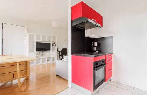 Bagnolet Apartment | Bright studio near Metro Line 3 and shops