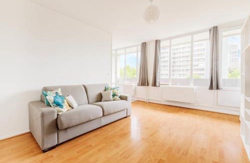 Bagnolet Apartment | Bright studio near Metro Line 3 and shops