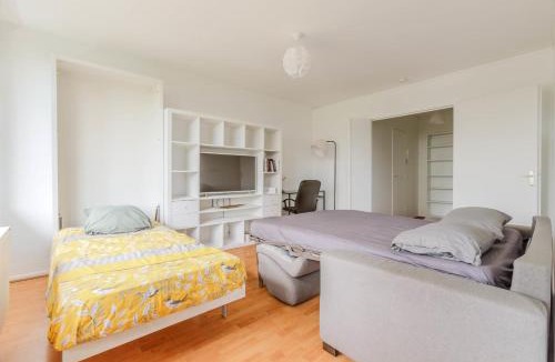 Bagnolet Apartment | Bright studio near Metro Line 3 and shops