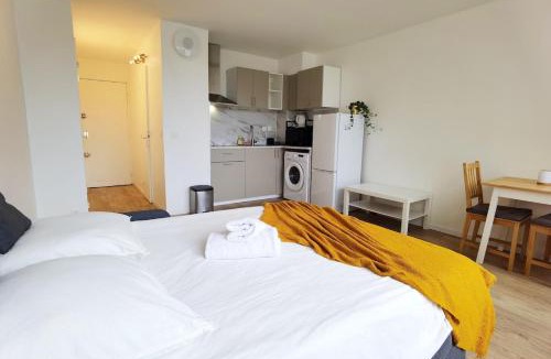 Vanves Apartment | Bright Studio Near Paris Expo & Metro Elevator N92-113