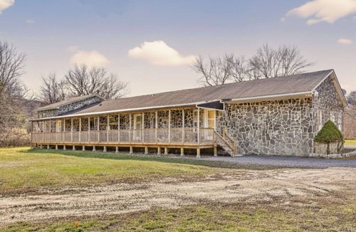 Monroe Apartment | Bright Studio Retreat w/Deck & Nature Views