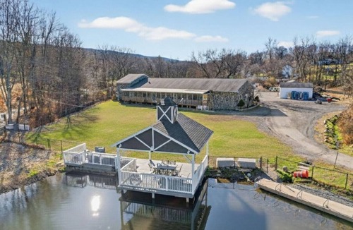 Monroe Apartment | Bright Studio Retreat w/Deck & Nature Views