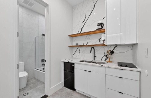 Monroe Apartment | Bright Studio Retreat w/Deck & Nature Views