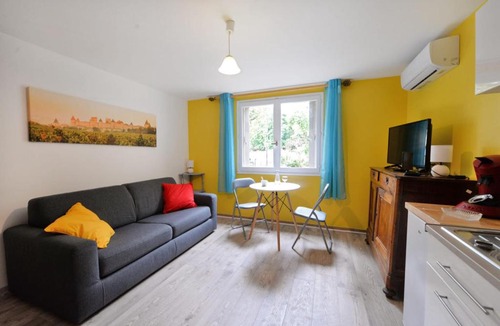 Carcassonne Apartment | Bright studio with garden