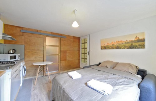 Carcassonne Apartment | Bright studio with garden