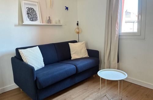 Carmes Apartment | Bright studio with rooftop view of Toulouse + A/C