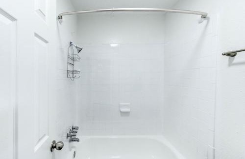 Woodlake - Briar Meadow Apartment | Bright & Stylish 1BR Free WiFi Free Parking