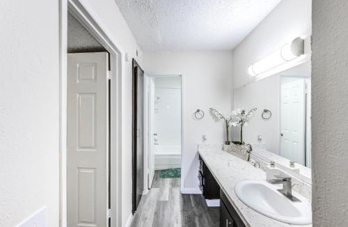 Woodlake - Briar Meadow Apartment | Bright & Stylish 1BR Free WiFi Free Parking