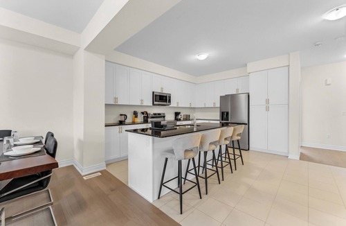 Oakville House | Bright & Stylish 5 BR Getaway in Oakville!