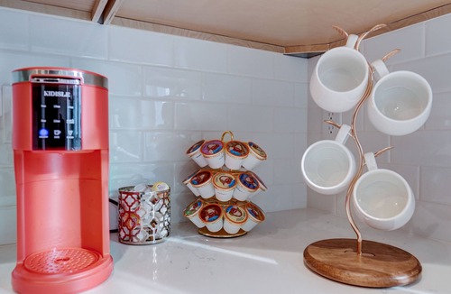 The Hill Apartment | Bright & Stylish Home Next To Yale!