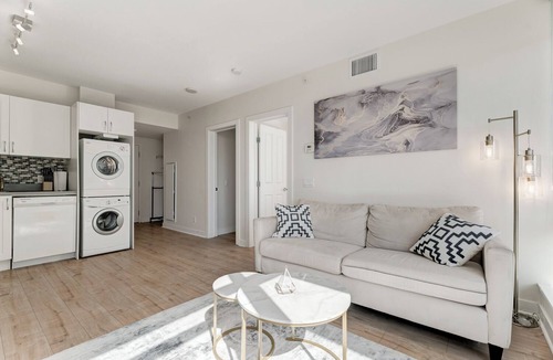 Brentwood Apartment | Bright & Stylish Unit | Gym+ Free UG Parking