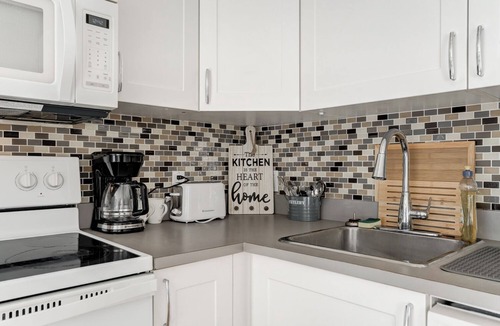 Brentwood Apartment | Bright & Stylish Unit | Gym+ Free UG Parking