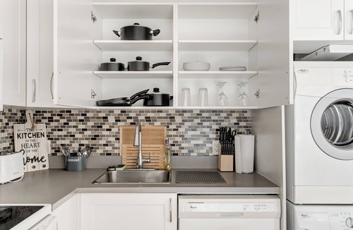 Brentwood Apartment | Bright & Stylish Unit | Gym+ Free UG Parking