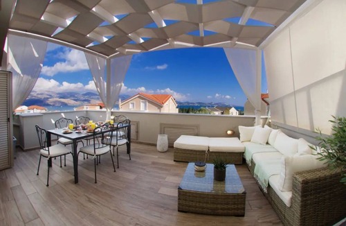 Lixouri Apartment | Bright suite