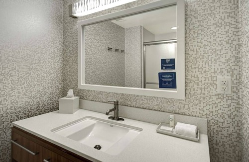 University Hotel | Bright Suite Perfect for Families Near Eastland Lake