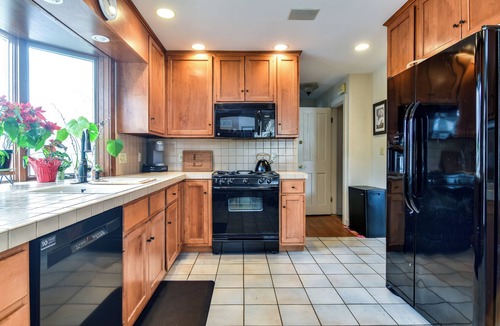 Milton House | Bright, sunny house with large screened-in porch in Milton, MA