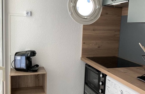Les Arenes Apartment | Bright T2 with air conditioning and parking 500m from beach