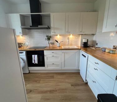 Hampton Wick Apartment | Bright Teddington Home Near River Walks