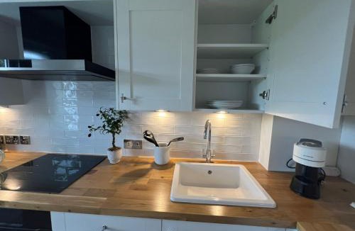 Hampton Wick Apartment | Bright Teddington Home Near River Walks