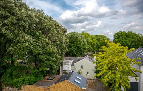 Hampton Wick Apartment | Bright Teddington Home Near River Walks