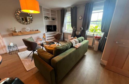 Hampton Wick Apartment | Bright Teddington Home Near River Walks