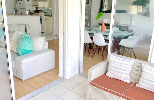 Aventura Condo | Bright Top Floor Waterfront Condo Conveniently Located in Aventura