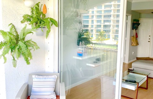 Aventura Condo | Bright Top Floor Waterfront Condo Conveniently Located in Aventura