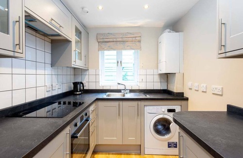 Tower Hill Apartment | Bright Tower Bridge Nest