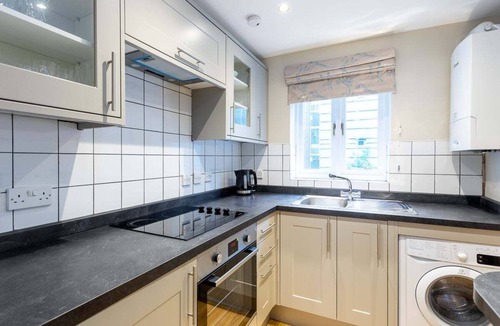 Tower Hill Apartment | Bright Tower Bridge Nest