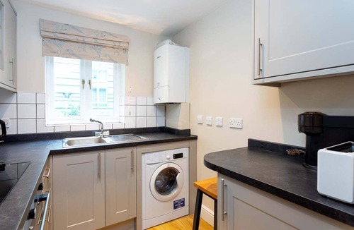 Tower Hill Apartment | Bright Tower Bridge Nest