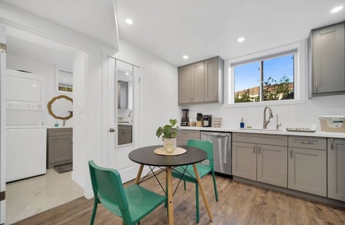 Rosemount House | Bright & Trendy Basement Studio | Near Downtown