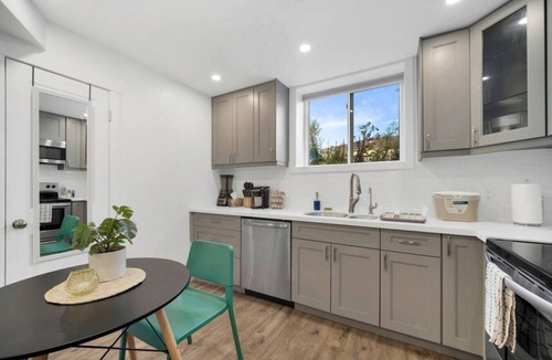 Rosemount House | Bright & Trendy Basement Studio | Near Downtown