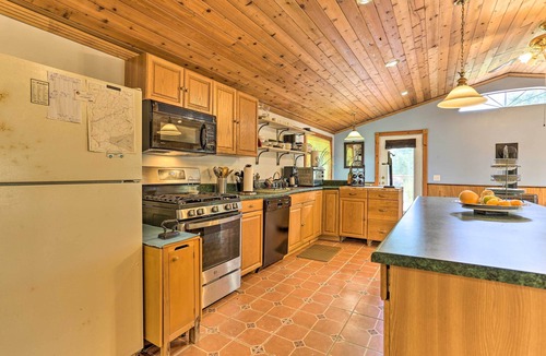 South Kortright Cottage | Bright Tucked-away Cabin w/Furnished Deck + Grill