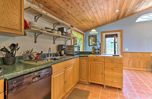 South Kortright Cottage | Bright Tucked-away Cabin w/Furnished Deck + Grill
