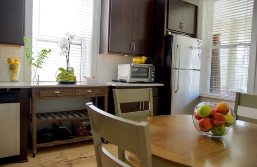 Avondale Apartment | Bright Upper-Level 3BR Chicago King Walkable