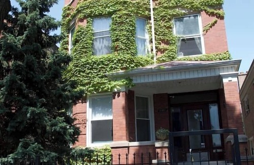Avondale Apartment | Bright Upper-Level 3BR Chicago King Walkable