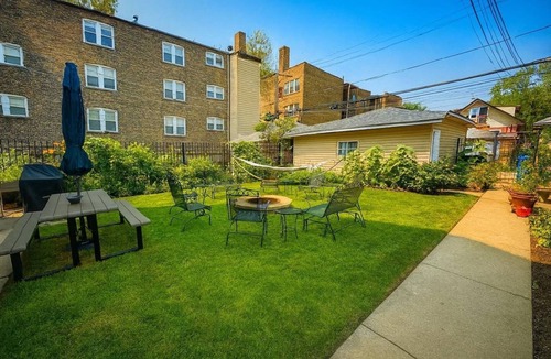 Avondale Apartment | Bright Upper-Level 3BR Chicago King Walkable