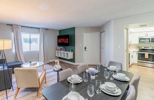 Cox Heights Apartment | Bright Urban Retreat | Balcony Gym Washer/Dryer