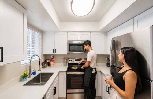Cox Heights Apartment | Bright Urban Retreat | Balcony Gym Washer/Dryer