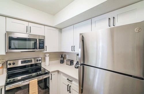 Cox Heights Apartment | Bright Urban Retreat | Balcony Gym Washer/Dryer