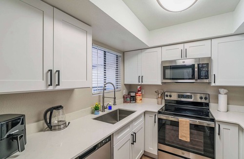 Cox Heights Apartment | Bright Urban Retreat | Balcony Gym Washer/Dryer