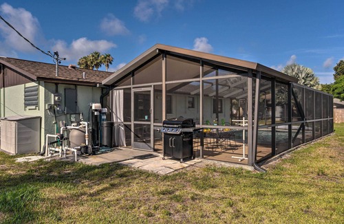 South Venice Cottage | Bright Venice Home w/Yard < 4 Miles to Beach!