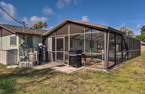 South Venice Cottage | Bright Venice Home w/Yard < 4 Miles to Beach!