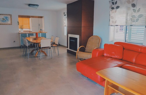 La Zenia Villa | Bright Villa 20mtrs from the sea