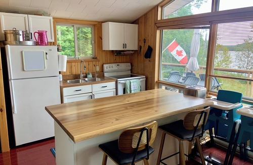 Hastings Highlands Cottage | Bright Viceroy Cottage | Shallow Entry Beach & Stunning Baptiste Lake Views