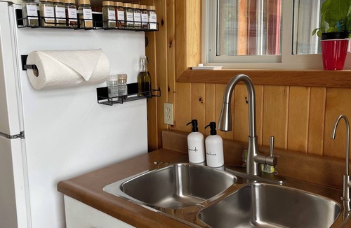 Hastings Highlands Cottage | Bright Viceroy Cottage | Shallow Entry Beach & Stunning Baptiste Lake Views