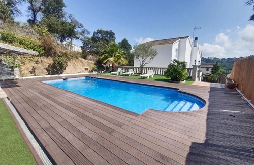 Vidreres Villa | Bright Villa in Vidreres with Private Pool and Jacuzzi